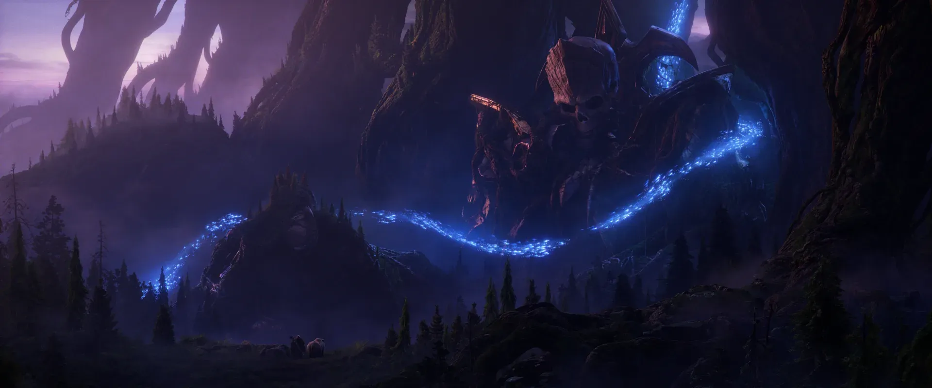 Eine riesige Gestalt mit blau leuchtenden Konturen über einem dunklen Wald im Cinematic zu World of Warcraft: Forever