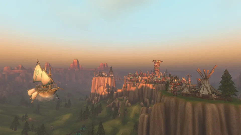 Ein Luftschiff fliegt in World of Warcraft: Forever an einer Siedlung auf einem Tafelberg in Mulgore vorbei